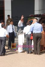 Amitabh Bachchan  takes charter flight to Bhopal in Vakola on 24th Jan 2011 (6).JPG